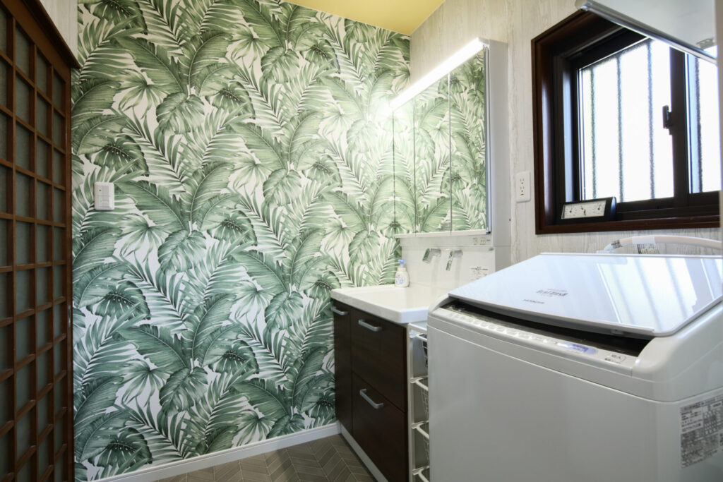 洗面所
キッチンと同じディープグリーンの南国風クロスを使用することで、ハワイの雰囲気を住まいに取り入れました。